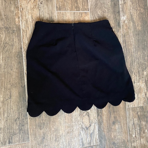 Black scalloped bottom skirt - Picture 3 of 3